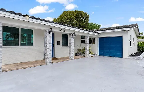 3 bed, 2.0 bath, 2420 sqft, $4,200 — Photo 2