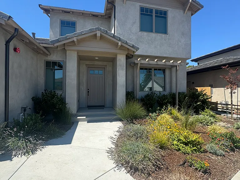 320 Cecile Ct — Photo 2