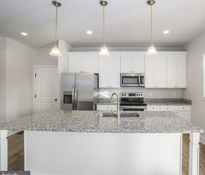 1st image of 119 McLaws St E