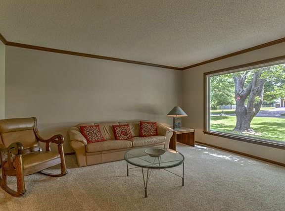 4th image of 15940 Outlook Ave