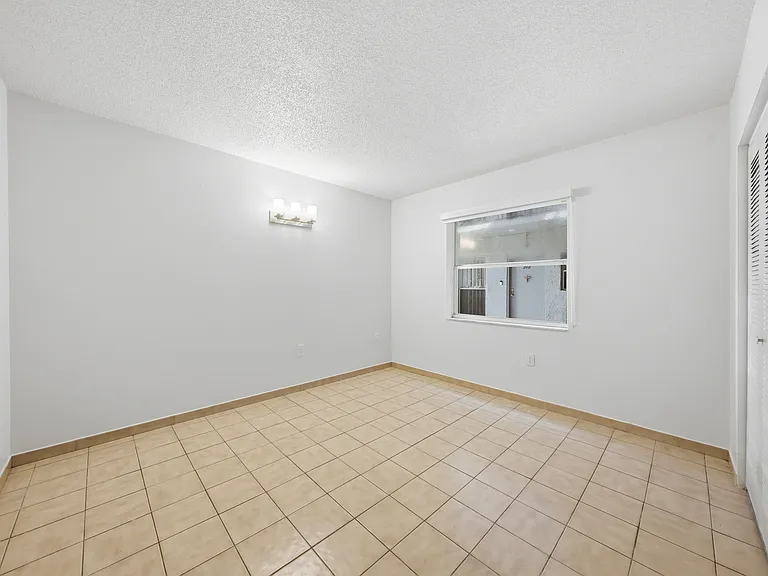 305 W 68th St #206 — Photo 12