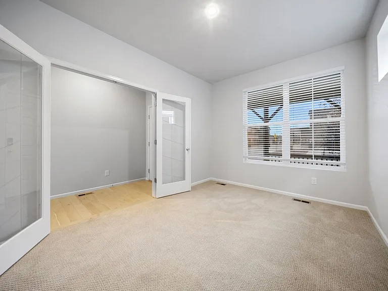470 Hyde Park Cir — Photo 5