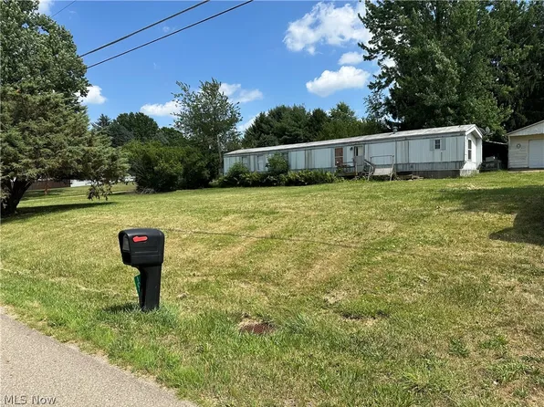 10056 Lawndell Rd SW, Navarre, OH 44662