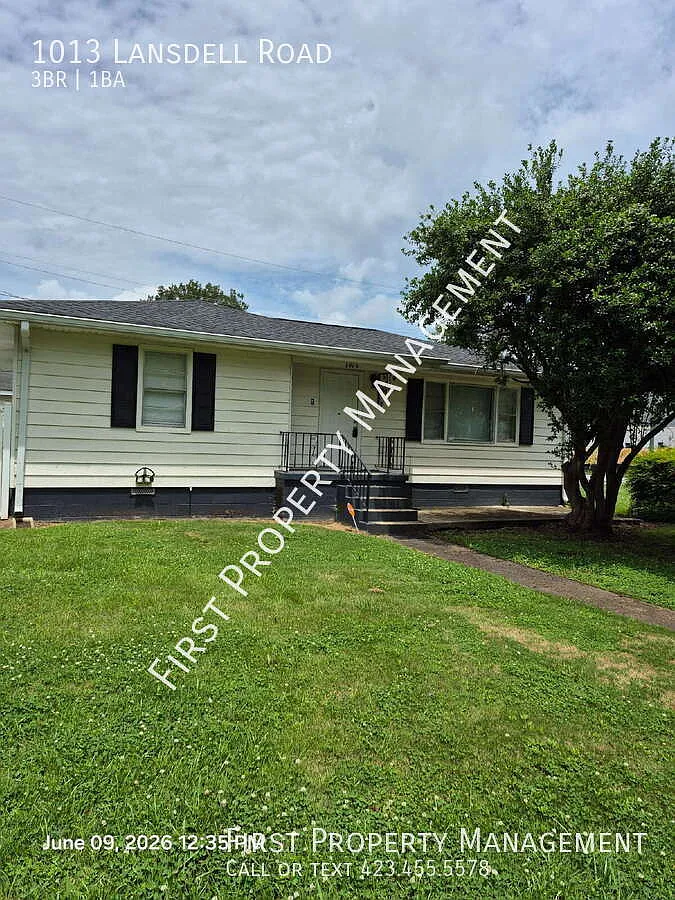 East Ridge 3 Bedroom 1 Bath Den/Dining Room Home With Detached 2 Car Garage Resident's Choice Sec... — Photo 1