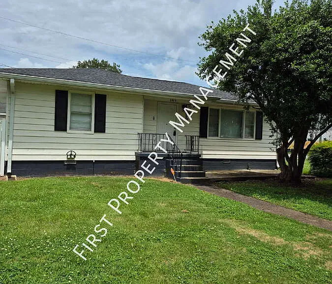 1013 Lansdell Rd — Photo 1