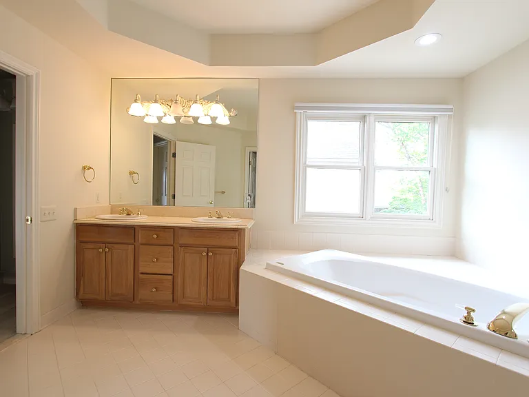 18547 Clairmont Cir E — Photo 8