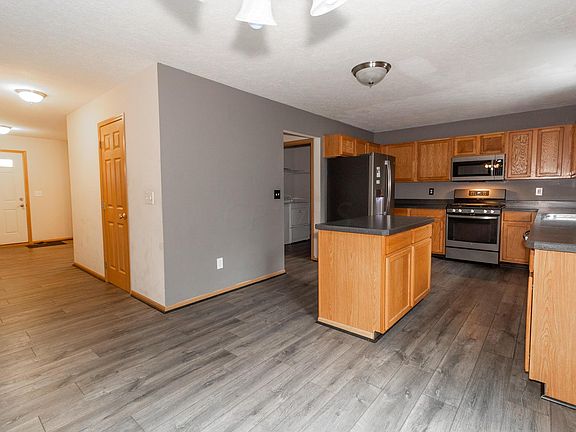 4th image of 737 Caffrey Ct W