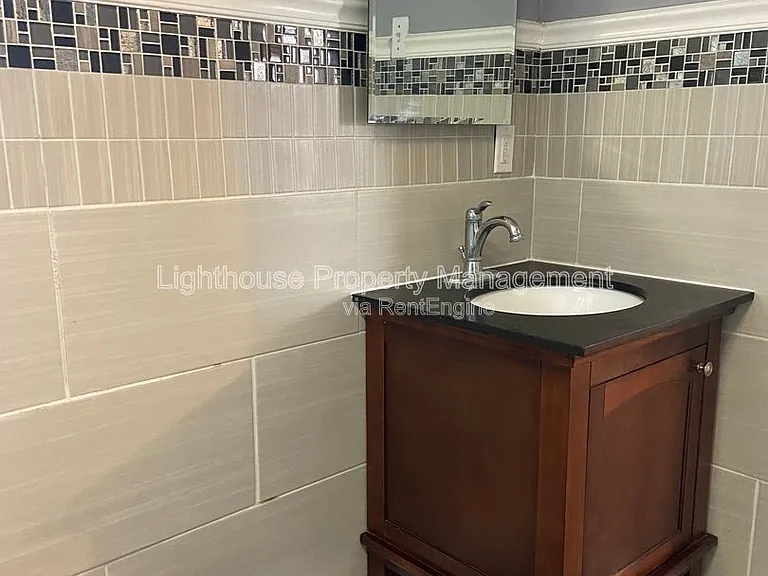 223 E North St #2 — Photo 9