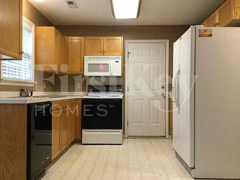 8102 Kingston Dr — Photo 7