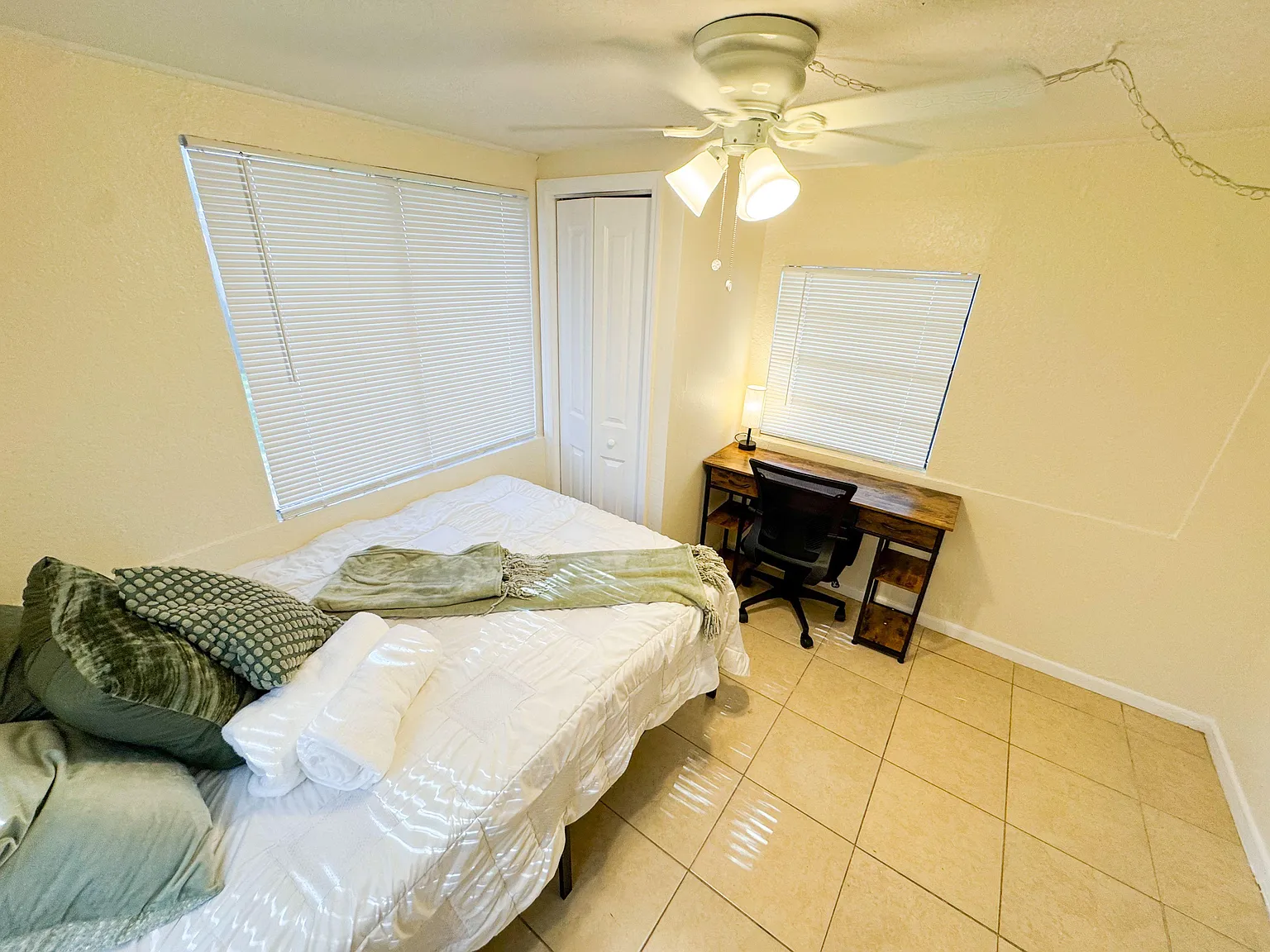 4 bed, 2.0 bath, 1100 sqft, $879 — Photo 2