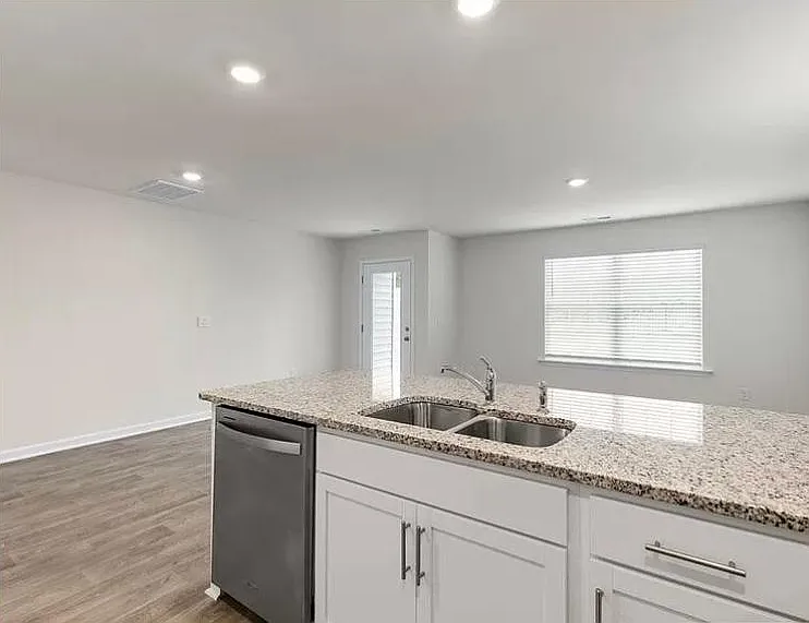 3 bed, 1418 sqft, $1,795 — Photo 4