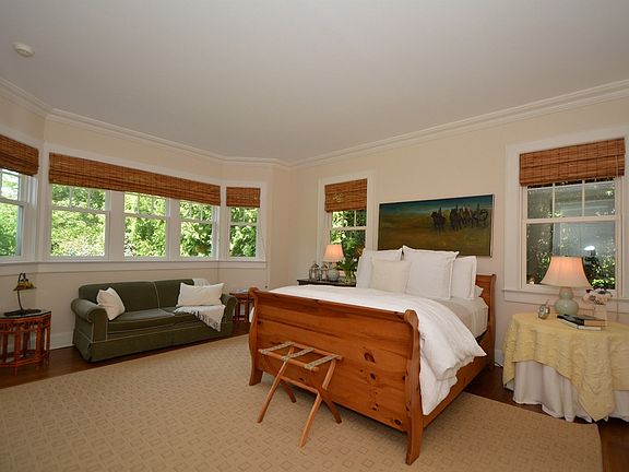 4th image of 62 Captains Neck Ln