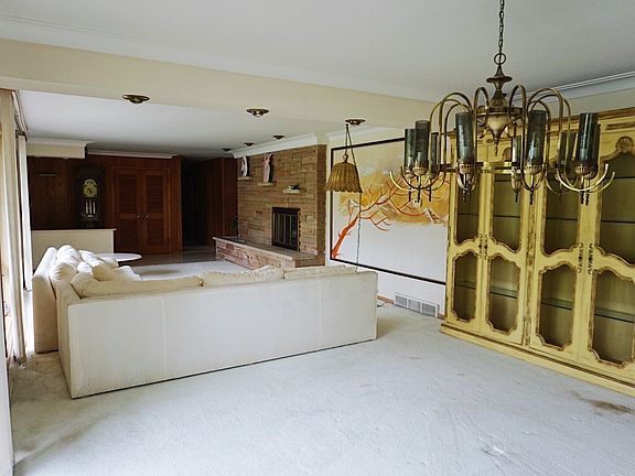 4th image of 38 Graymoor Ln