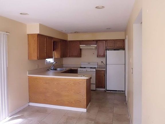 3rd image of 23 Hoffman Blvd