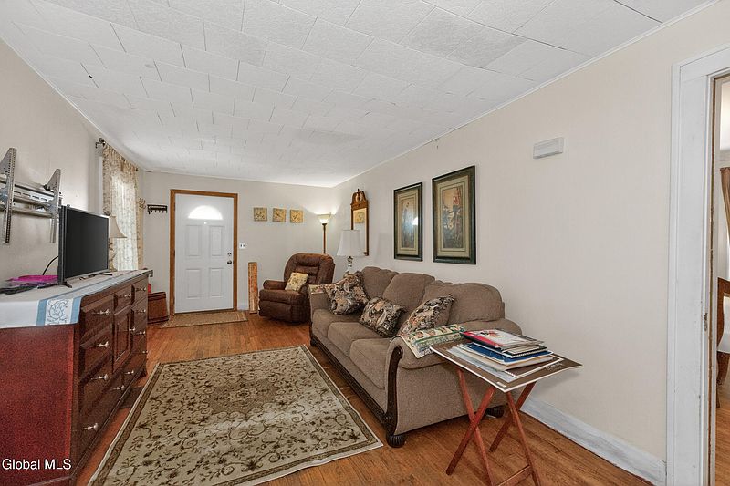5th image of 30 Fern Avenue
