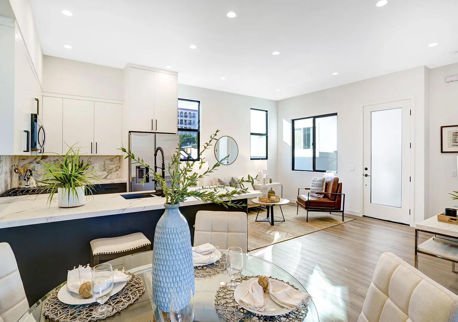 Coastal Living Awaits In Pacific Beach! Spacious, Gorgeous 3ba/2ba | $5,800/Mo! — Photo 2
