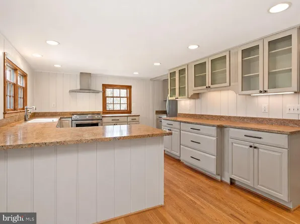 326 Walker Rd, Great Falls, VA 22066