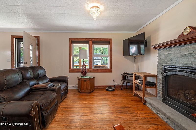 5th image of 1032 Peter Road