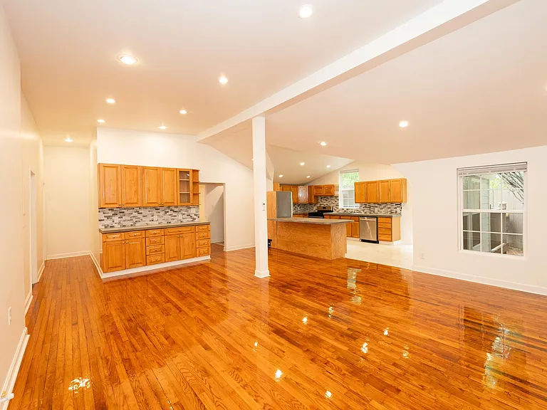 1270 Kendrick Rd NE — Photo 2