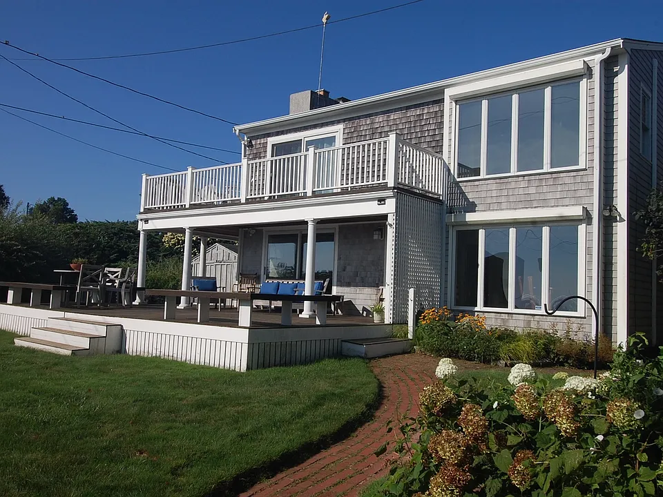 6 Bayview Ave