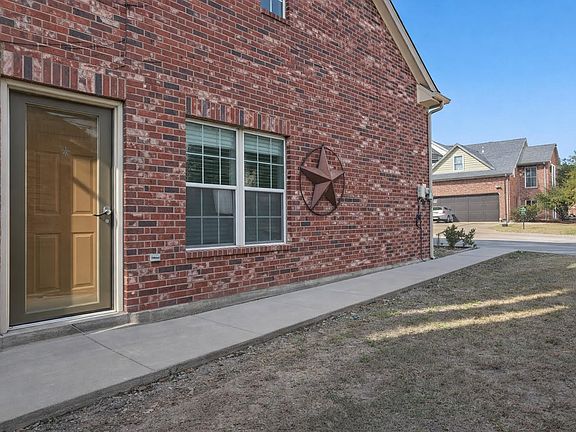 2nd image of 1049 Colonial Dr