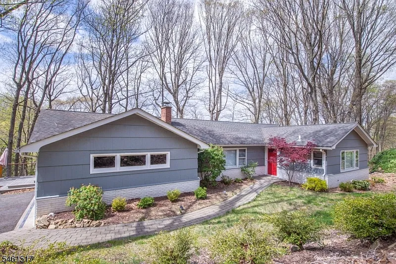 4 Molly Stark Dr