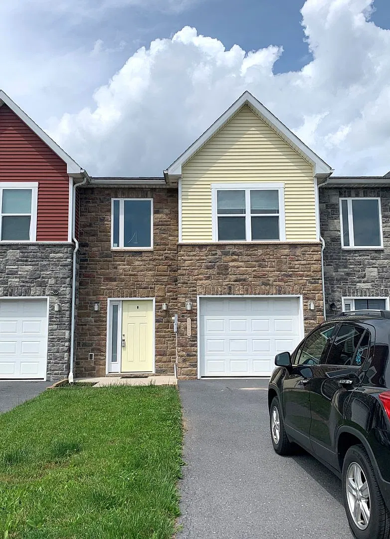 Spacious 3 bed/2.5 bath two-story townhouse — Photo 2