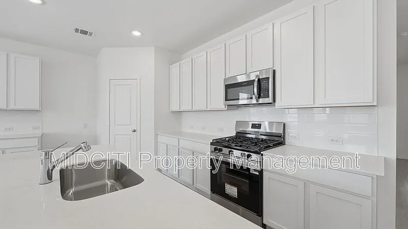 4 bed, 3.0 bath, 2024 sqft, $2,200 — Photo 4