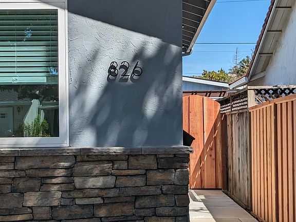 3rd image of 826 Sweetbay Dr