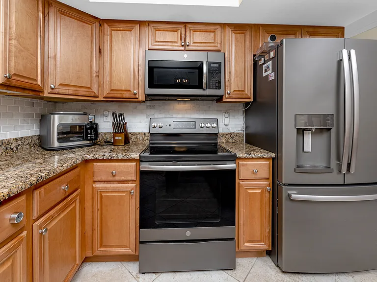 12103 71st Way - Kitchen shows great layout