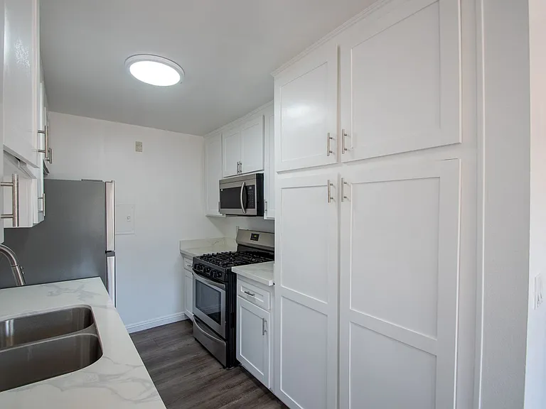 15128-44 Burbank Blvd — Photo 18
