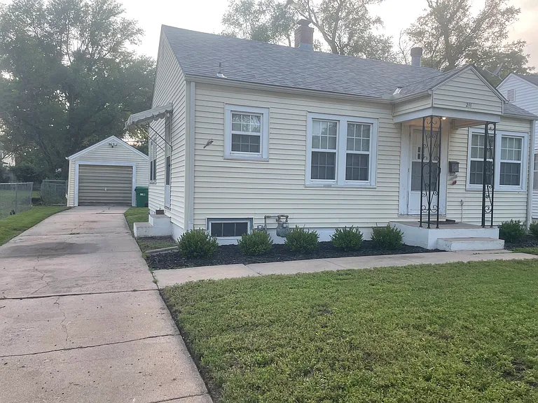 211 N Gordon Ave — Photo 2