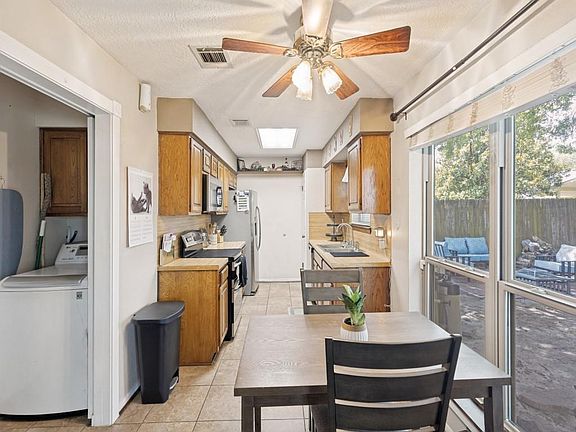 5th image of 1615 Pecan Hollow St