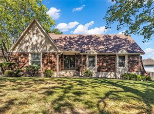 901 NW Oak Ridge Dr, Blue Springs, MO 64015