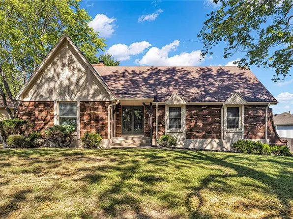 901 NW Oak Ridge Dr, Blue Springs, MO 64015