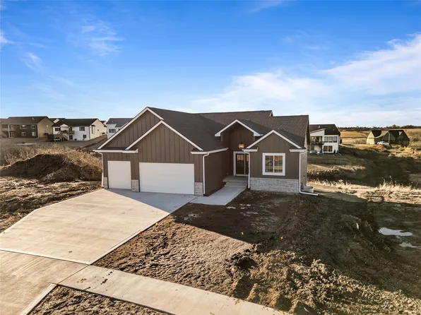 2307 Green Leaf Cir, Norwalk, IA 50211