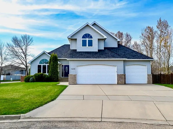 1409 Hiawatha St, Minot, ND 58701