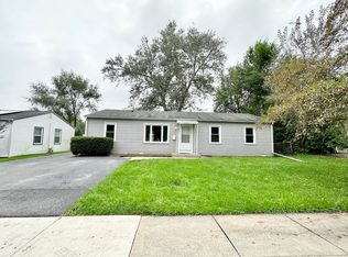 411 Singapore Ln, Carpentersville, IL