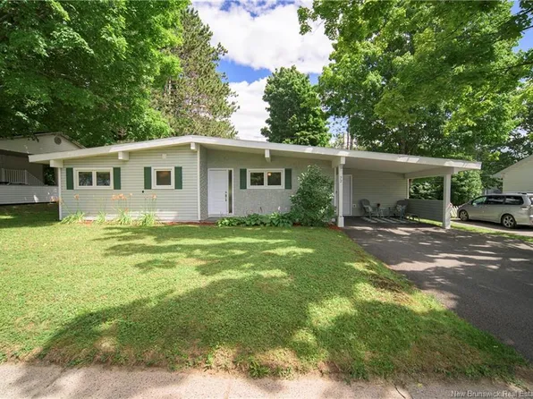 72 Woodmount Dr, Fredericton, NB E3A 2M4