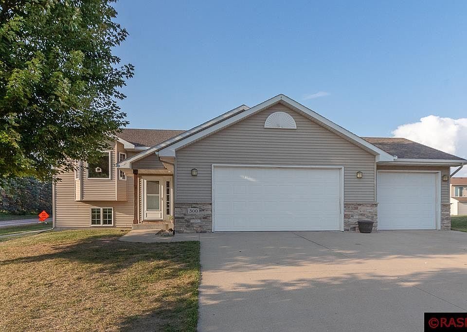 1st image of 300 E Woodridge Dr