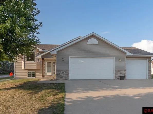 300 E Woodridge Dr, Le Center, MN 56057