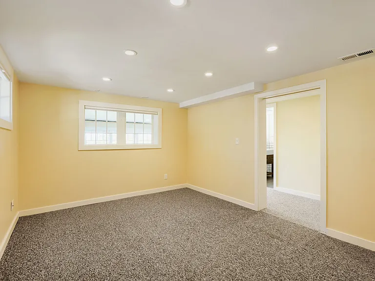 1522 E Howe St — Photo 20