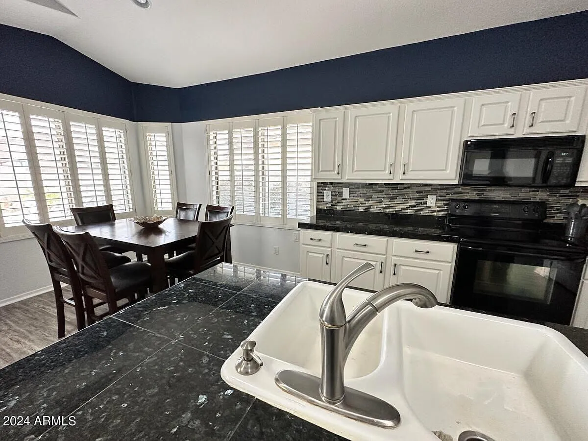 3 bed, 2.0 bath, 1720 sqft, $2,995 — Photo 4