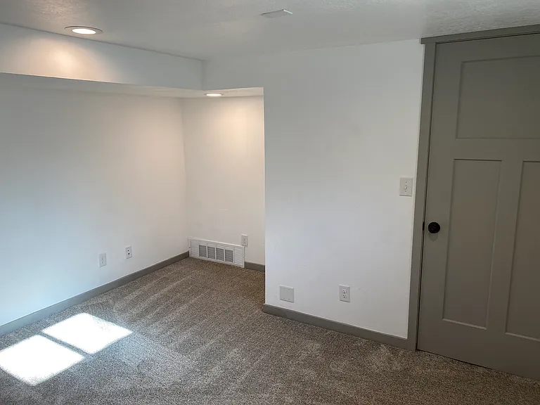 201 S Country Club Dr #BASEMENT — Photo 8