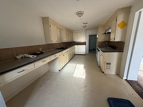 3rd image of 2320 B St NE