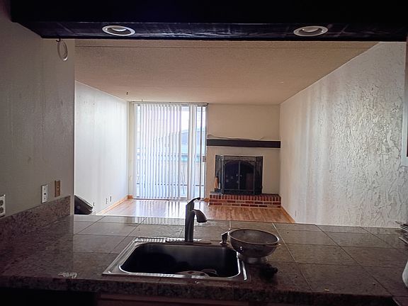 5th image of 805 29th St APT 207