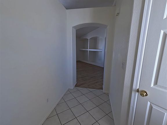 4th image of 2112 E Desert Lakes Dr