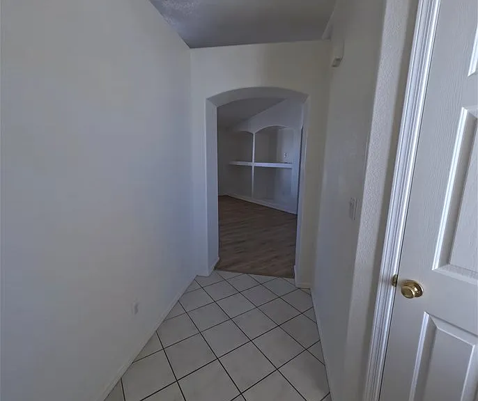 2112 E Desert Lakes Dr — Photo 4