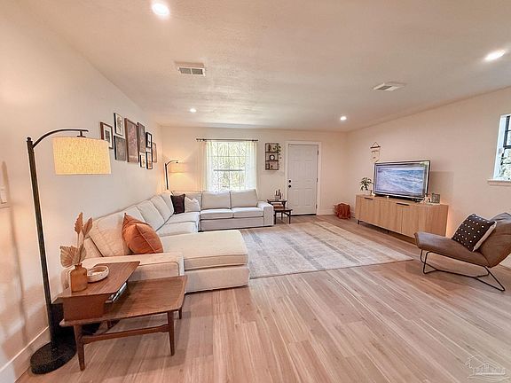 3rd image of 1322 Dexter Ave