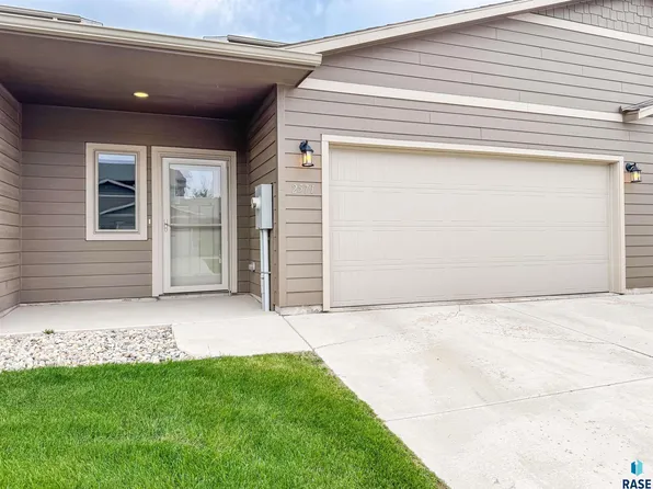 2571 E Meadowside Pl, Sioux Falls, SD 57108